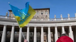 Bandera-Ucrania-Angelus-Papa-Vatican-Media-270222
